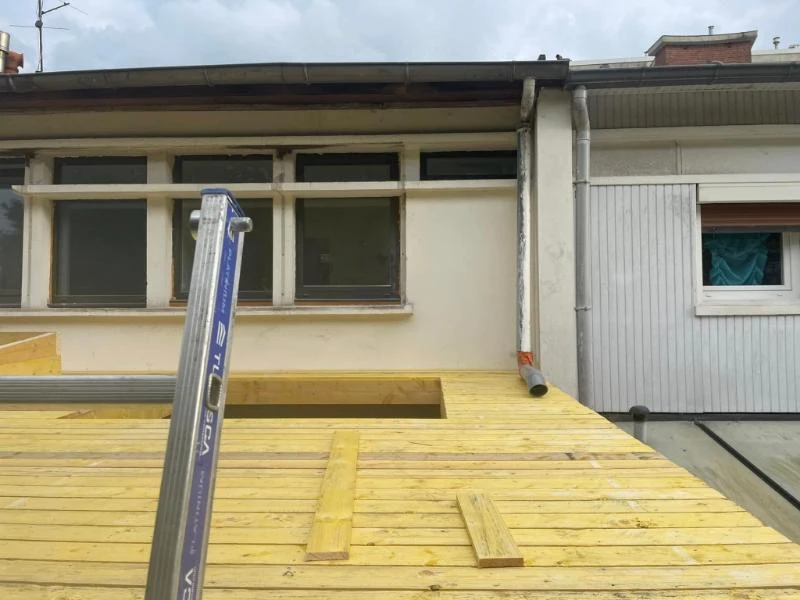 Création de charpente pour toiture zinc gris anthracite, avec un joint debout et deux verrières VELUX | © CG TOITURE