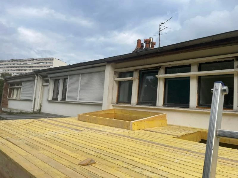 Création de charpente pour toiture zinc gris anthracite, avec un joint debout et deux verrières VELUX | © CG TOITURE