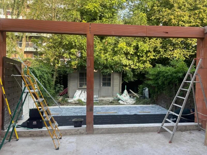 Création de charpente pour toiture zinc gris anthracite, avec un joint debout et deux verrières VELUX | © CG TOITURE