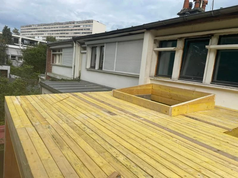 Création de charpente pour toiture zinc gris anthracite, avec un joint debout et deux verrières VELUX | © CG TOITURE