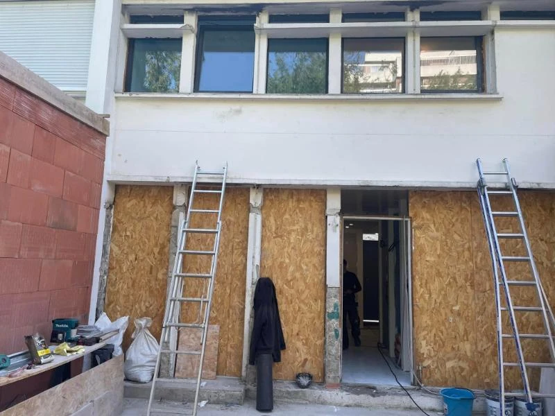 Création de charpente pour toiture zinc gris anthracite, avec un joint debout et deux verrières VELUX | © CG TOITURE