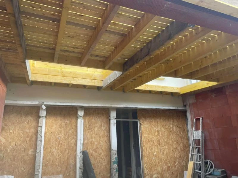 Création de charpente pour toiture zinc gris anthracite, avec un joint debout et deux verrières VELUX | © CG TOITURE